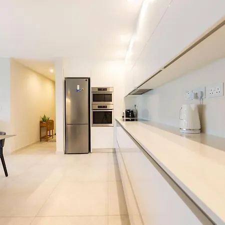 Ngh12 - Lovely, Spacious 2 Bedroom Apartment. Naxxar