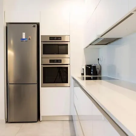 Ngh12 - Lovely, Spacious 2 Bedroom Apartment. *