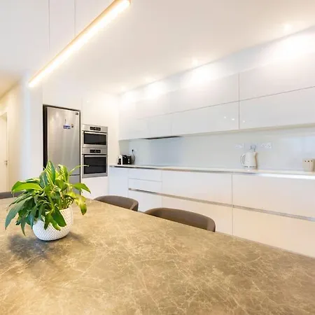 Ngh12 - Lovely, Spacious 2 Bedroom Apartment.