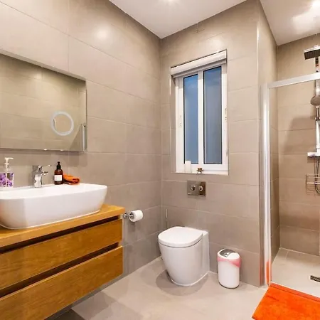 Ngh12 - Lovely, Spacious 2 Bedroom Apartment. *