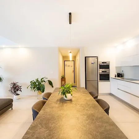 Ngh12 - Lovely, Spacious 2 Bedroom Apartment. *