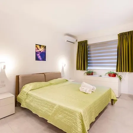 Apartment Ngh12 - Lovely, Spacious 2 Bedroom Apartment. *