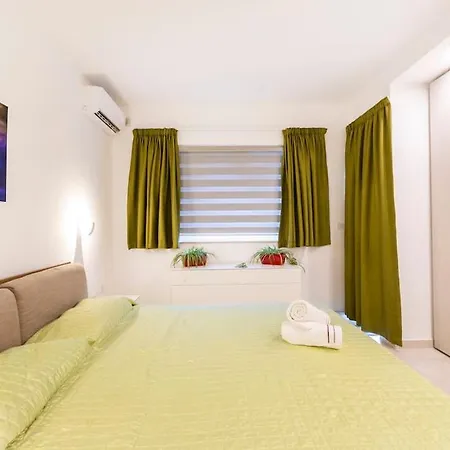 Ngh12 - Lovely, Spacious 2 Bedroom Apartment. *