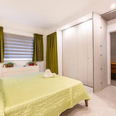 Apartment Ngh12 - Lovely, Spacious 2 Bedroom Apartment. *
